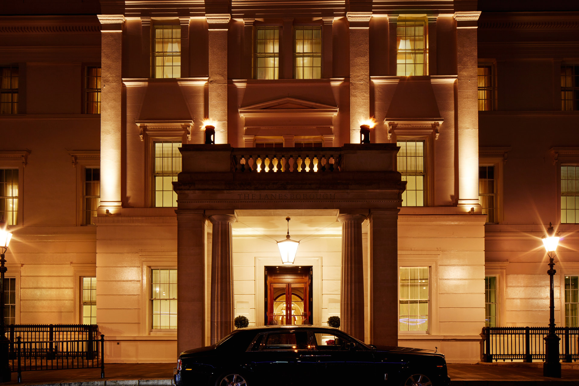 Nighttime photograph of The Lanesborough Hotel